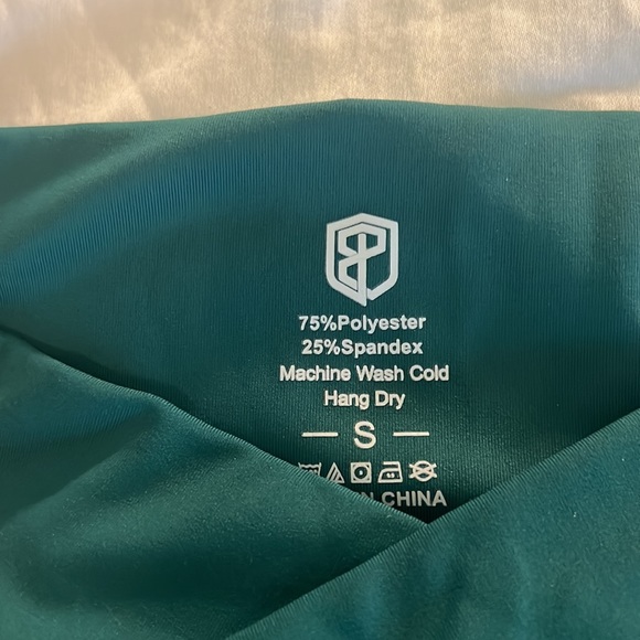 Born Primitive v-cut waistband leggings. Squat proof! - Picture 2 of 7